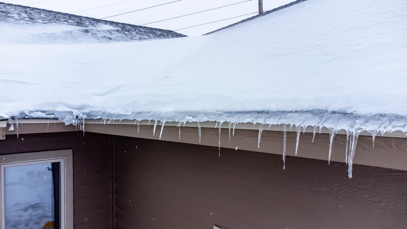 A Guide to Understanding the Perils of Ice Dams | ServiceMaster