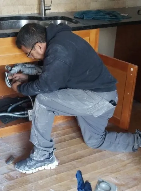 burst-pipe-in-the-kitchen