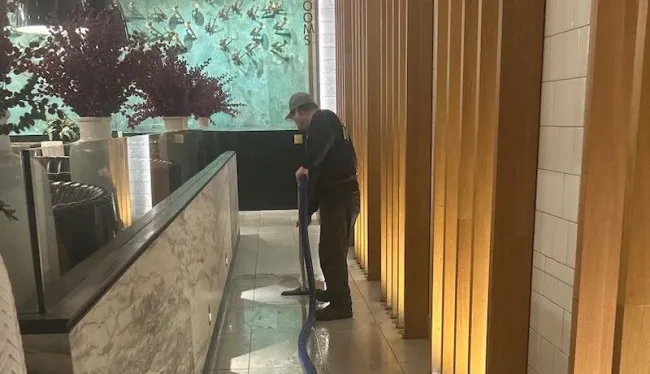 bar-cleaning