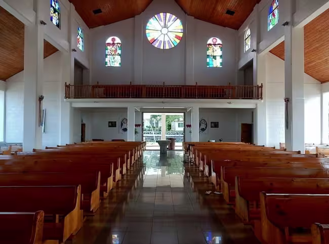 wooden-church-pews-chicago-church